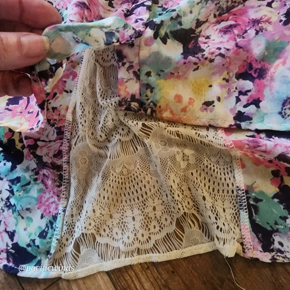 Vibrant Floral Sleeveless Blouse with Lace Accent XS